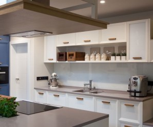 Kuchyně na míru Brno – Pracovní deska musí být prostorná a nejen to! Zjistěte, co vše musí zakázková výroba splňovat!